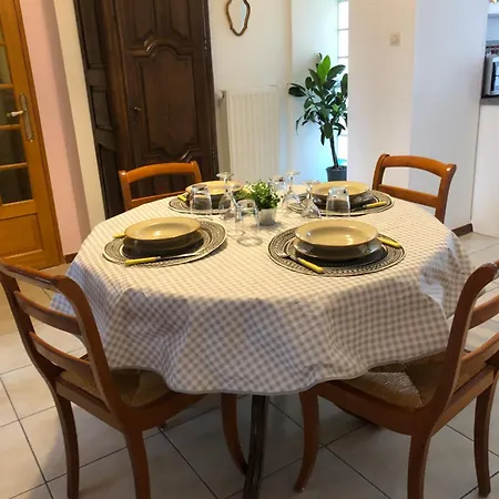 Les Acacias Apartment *