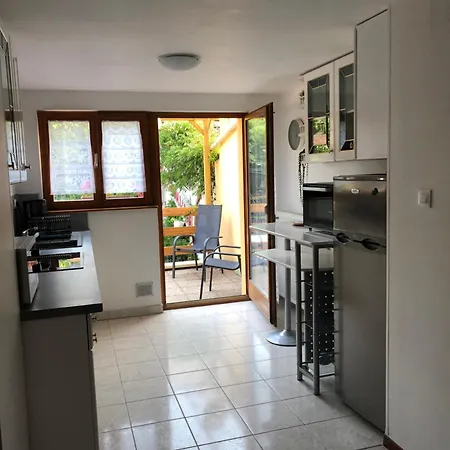Les Acacias Apartment